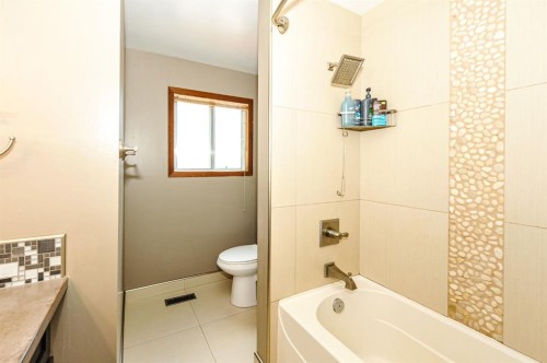 68 Elliott Drive, Camrose, AB - Indoor Photo Showing Bathroom