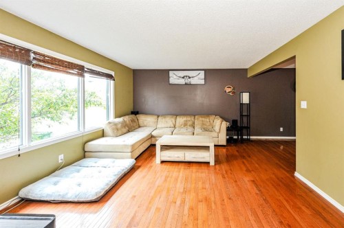 68 Elliott Drive, Camrose, AB - Indoor Photo Showing Living Room