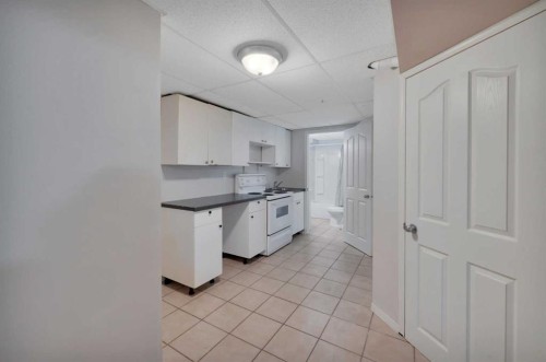 1 Forest Close, Red Deer, AB - Indoor Photo Showing Kitchen