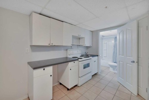 1 Forest Close, Red Deer, AB - Indoor Photo Showing Kitchen