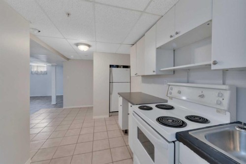 1 Forest Close, Red Deer, AB - Indoor Photo Showing Kitchen
