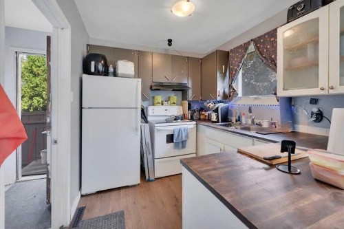 1 Forest Close, Red Deer, AB - Indoor Photo Showing Kitchen