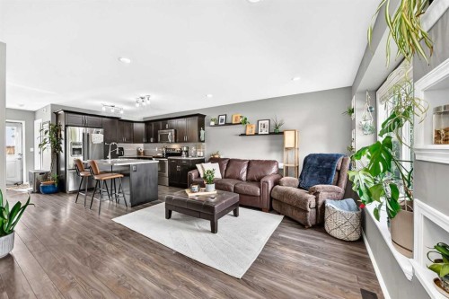 31 Crestview Boulevard, Sylvan Lake, AB - Indoor Photo Showing Living Room