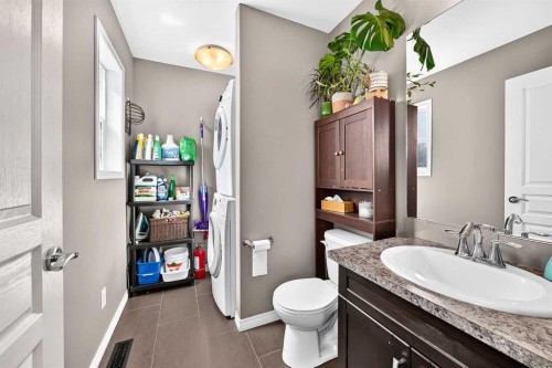 31 Crestview Boulevard, Sylvan Lake, AB - Indoor Photo Showing Bathroom