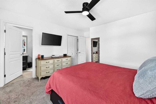 31 Crestview Boulevard, Sylvan Lake, AB - Indoor Photo Showing Bedroom