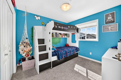 31 Crestview Boulevard, Sylvan Lake, AB - Indoor Photo Showing Bedroom