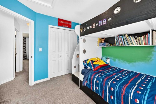 31 Crestview Boulevard, Sylvan Lake, AB - Indoor Photo Showing Bedroom