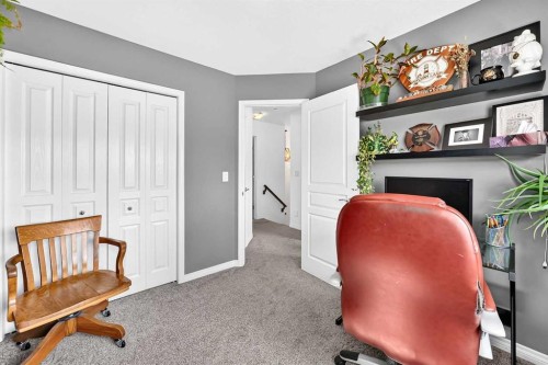 31 Crestview Boulevard, Sylvan Lake, AB - Indoor Photo Showing Bedroom