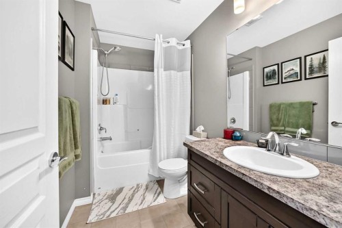 31 Crestview Boulevard, Sylvan Lake, AB - Indoor Photo Showing Bathroom