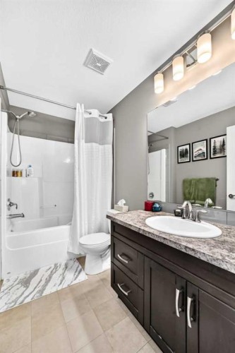 31 Crestview Boulevard, Sylvan Lake, AB - Indoor Photo Showing Bathroom