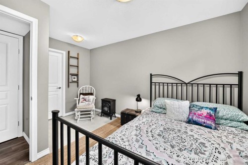 31 Crestview Boulevard, Sylvan Lake, AB - Indoor Photo Showing Bedroom