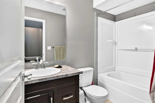 31 Crestview Boulevard, Sylvan Lake, AB - Indoor Photo Showing Bathroom