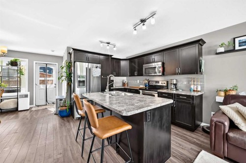 31 Crestview Boulevard, Sylvan Lake, AB - Indoor Photo Showing Kitchen With Upgraded Kitchen