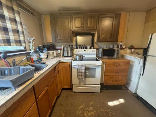 47 Patterson Crescent, Red Deer, AB - Indoor Photo Showing Kitchen With Double Sink