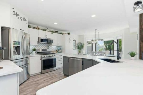 13 Assinger Avenue, Red Deer, AB - Indoor Photo Showing Kitchen With Upgraded Kitchen