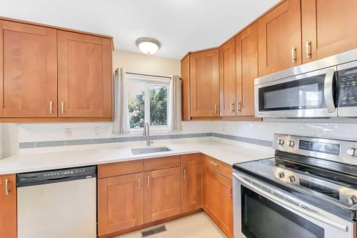 57 Newton Drive, Penhold, AB - Indoor Photo Showing Kitchen