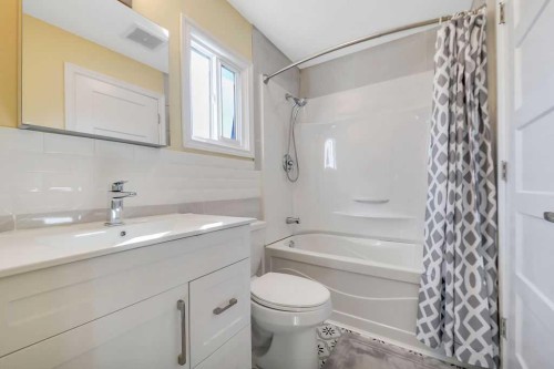 57 Newton Drive, Penhold, AB - Indoor Photo Showing Bathroom