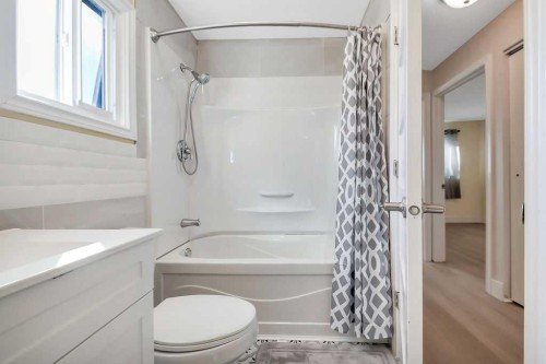 57 Newton Drive, Penhold, AB - Indoor Photo Showing Bathroom
