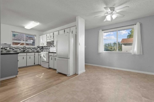 602 Royal Drive, Trochu, AB - Indoor Photo Showing Kitchen