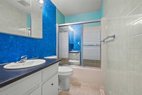 602 Royal Drive, Trochu, AB - Indoor Photo Showing Bathroom