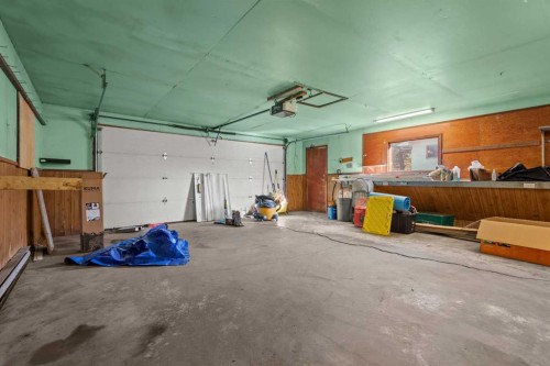 602 Royal Drive, Trochu, AB - Indoor Photo Showing Garage