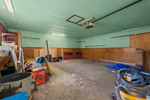 602 Royal Drive, Trochu, AB - Indoor Photo Showing Garage