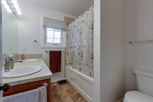 109 Selkirk Boulevard, Red Deer, AB - Indoor Photo Showing Bathroom