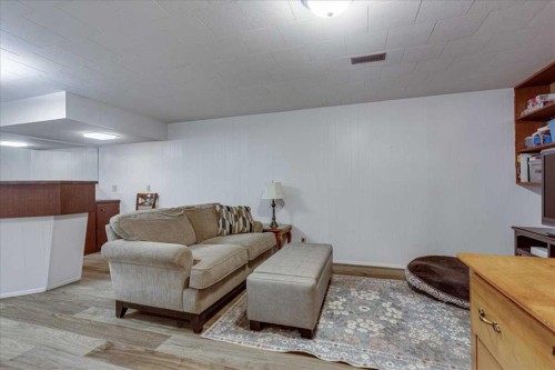 109 Selkirk Boulevard, Red Deer, AB - Indoor Photo Showing Living Room