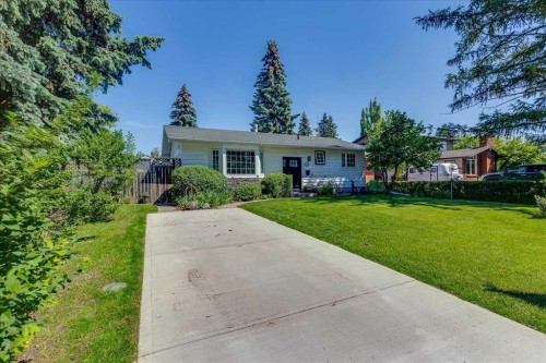 109 Selkirk Boulevard, Red Deer, AB - Outdoor With Facade