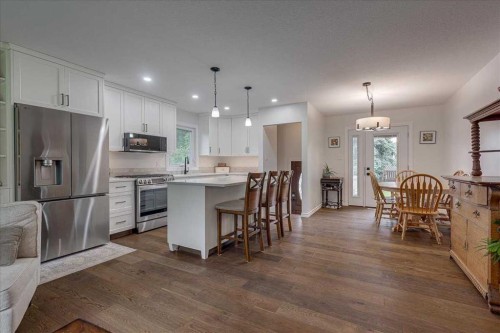 109 Selkirk Boulevard, Red Deer, AB - Indoor Photo Showing Kitchen With Upgraded Kitchen