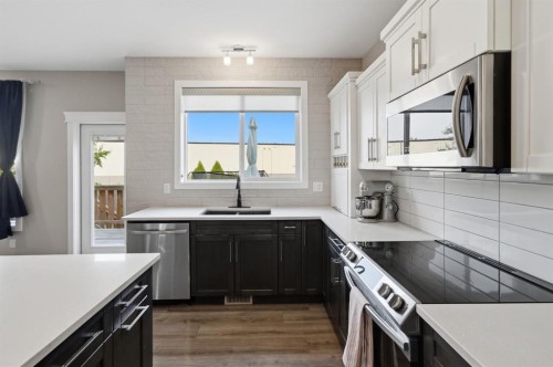 137 Hampton Crescent, Sylvan Lake, AB - Indoor Photo Showing Kitchen