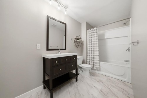 137 Hampton Crescent, Sylvan Lake, AB - Indoor Photo Showing Bathroom