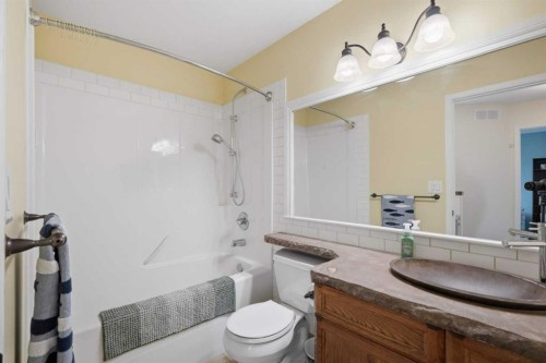 31 Kirton Close, Red Deer, AB - Indoor Photo Showing Bathroom