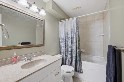 31 Kirton Close, Red Deer, AB - Indoor Photo Showing Bathroom
