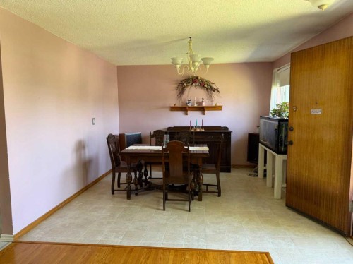 39 Ogden Ave. Avenue, Red Deer, AB - Indoor Photo Showing Dining Room