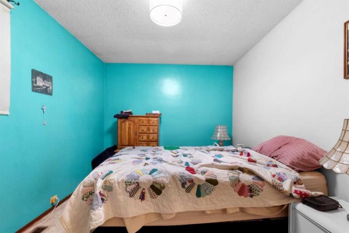 39 Ogden Ave. Avenue, Red Deer, AB - Indoor Photo Showing Bedroom