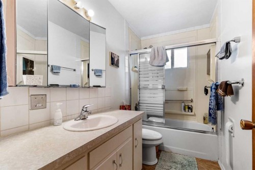 39 Ogden Ave. Avenue, Red Deer, AB - Indoor Photo Showing Bathroom