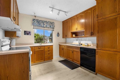 39 Ogden Ave. Avenue, Red Deer, AB - Indoor Photo Showing Kitchen