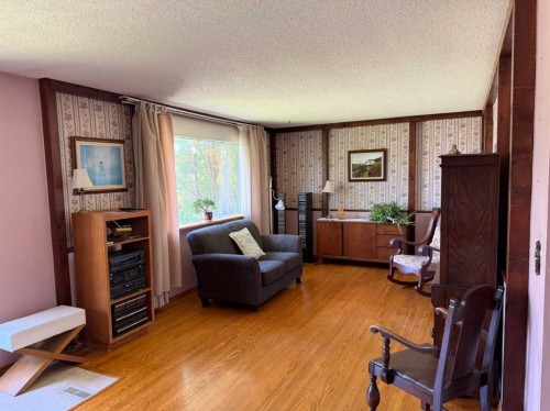 39 Ogden Ave. Avenue, Red Deer, AB - Indoor Photo Showing Living Room