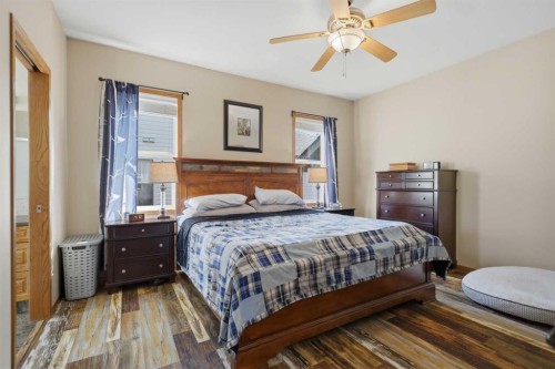 16 Filbert Close, Sylvan Lake, AB - Indoor Photo Showing Bedroom