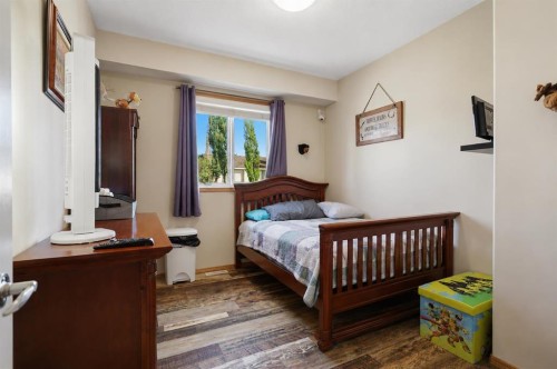 16 Filbert Close, Sylvan Lake, AB - Indoor Photo Showing Bedroom