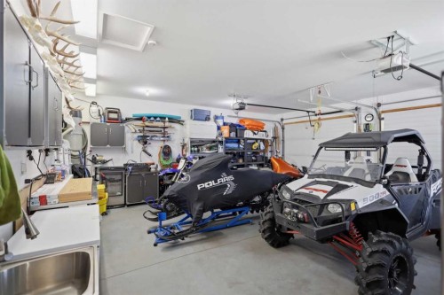 16 Filbert Close, Sylvan Lake, AB - Indoor Photo Showing Garage