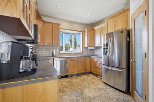 16 Filbert Close, Sylvan Lake, AB - Indoor Photo Showing Kitchen