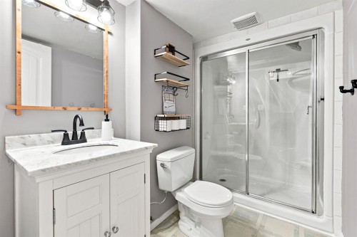 62 Rupert Crescent, Red Deer, AB - Indoor Photo Showing Bathroom
