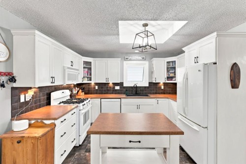 62 Rupert Crescent, Red Deer, AB - Indoor Photo Showing Kitchen