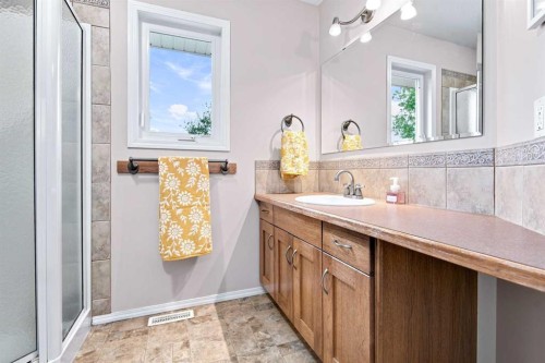 2 Pheasantback Close, Stettler, AB - Indoor Photo Showing Bathroom