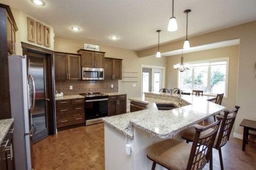 20 Connaught Crescent, Red Deer, AB - Indoor Photo Showing Kitchen With Stainless Steel Kitchen With Upgraded Kitchen
