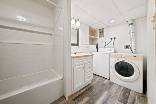 4233 33 Street, Red Deer, AB - Indoor Photo Showing Laundry Room
