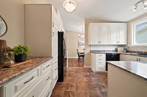 4233 33 Street, Red Deer, AB - Indoor Photo Showing Kitchen
