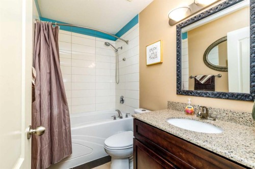 8 Innes Close, Red Deer, AB - Indoor Photo Showing Bathroom
